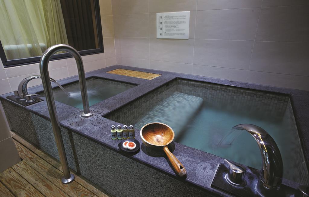 The Sun Hot Spring & Resort Тайджун Екстериор снимка