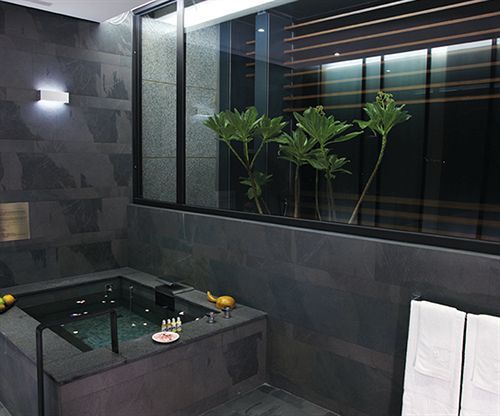 The Sun Hot Spring & Resort Тайджун Екстериор снимка